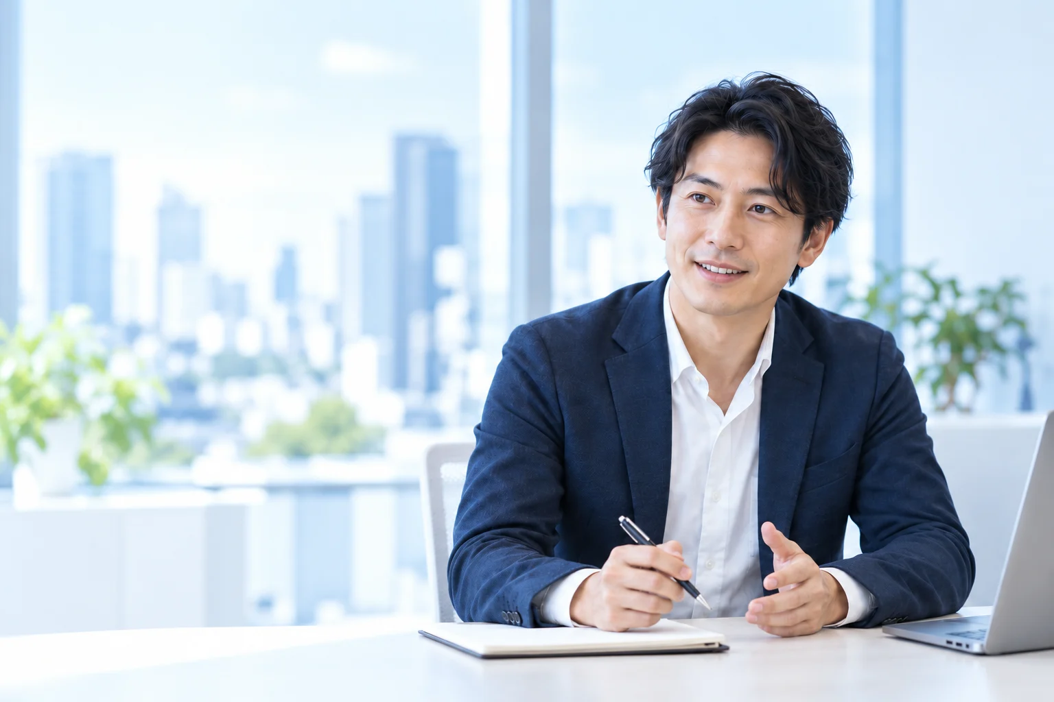 明るいオフィスで相談に耳を傾ける架空の税理士のイメージ